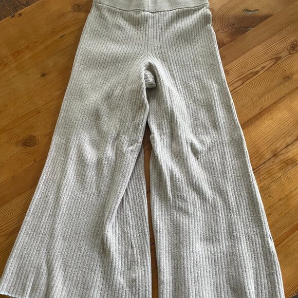 Skin Worldwide Lounge Set in Beige (S) - Picture 4 of 5